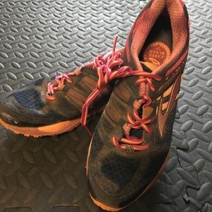 👟Brooks Cascadia 11, pink/ purple/ orange, size 8.  For trail running